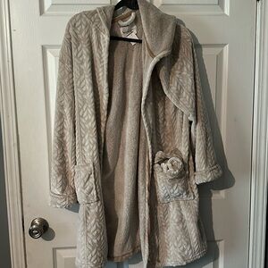 NWOT Koolaburra robe